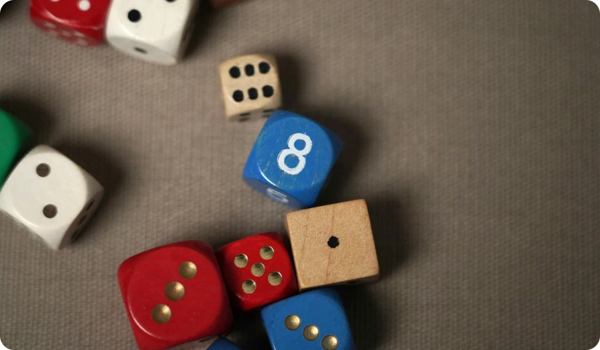Symbolbild mit vielen Würfeln, die unterschiedliche Augenzahlen zeigen