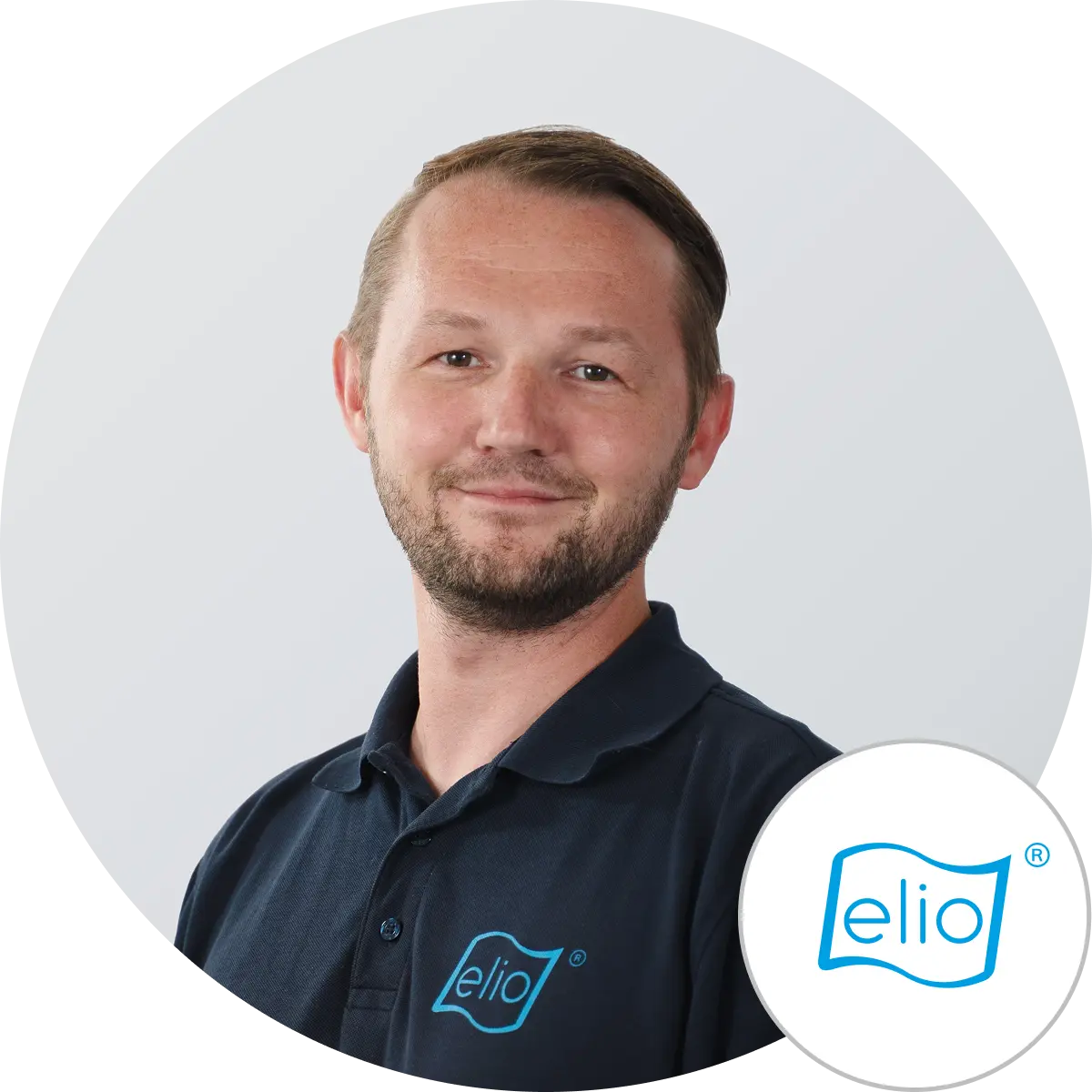 Porträt von Levitan Novakovski mit elio Logo, elio GmbH