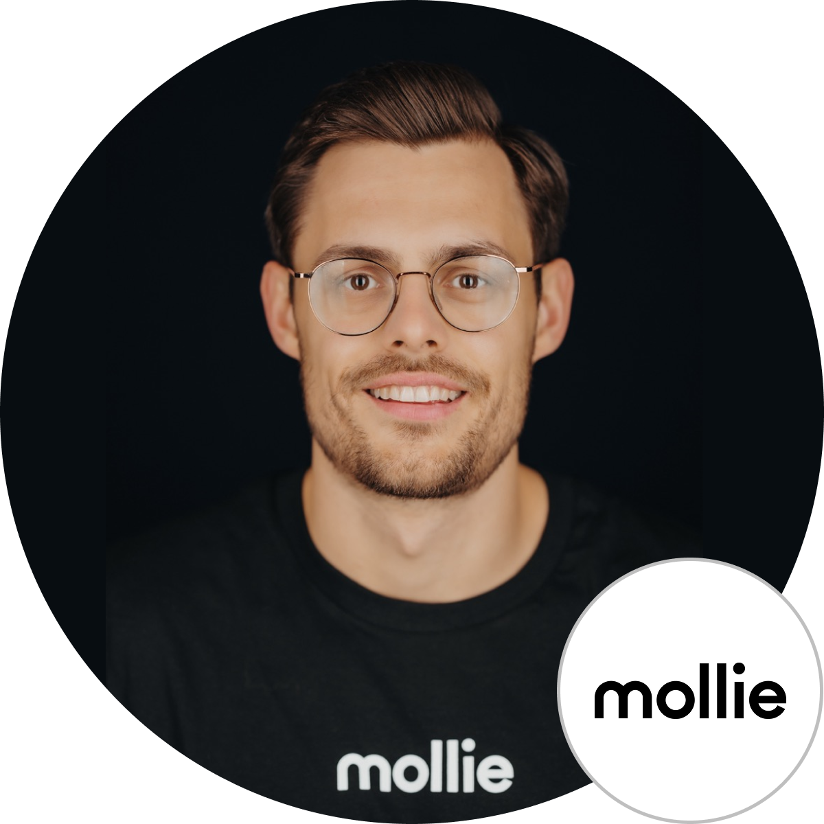 Porträt von Michael Kalus mit mollie Logo, mollie