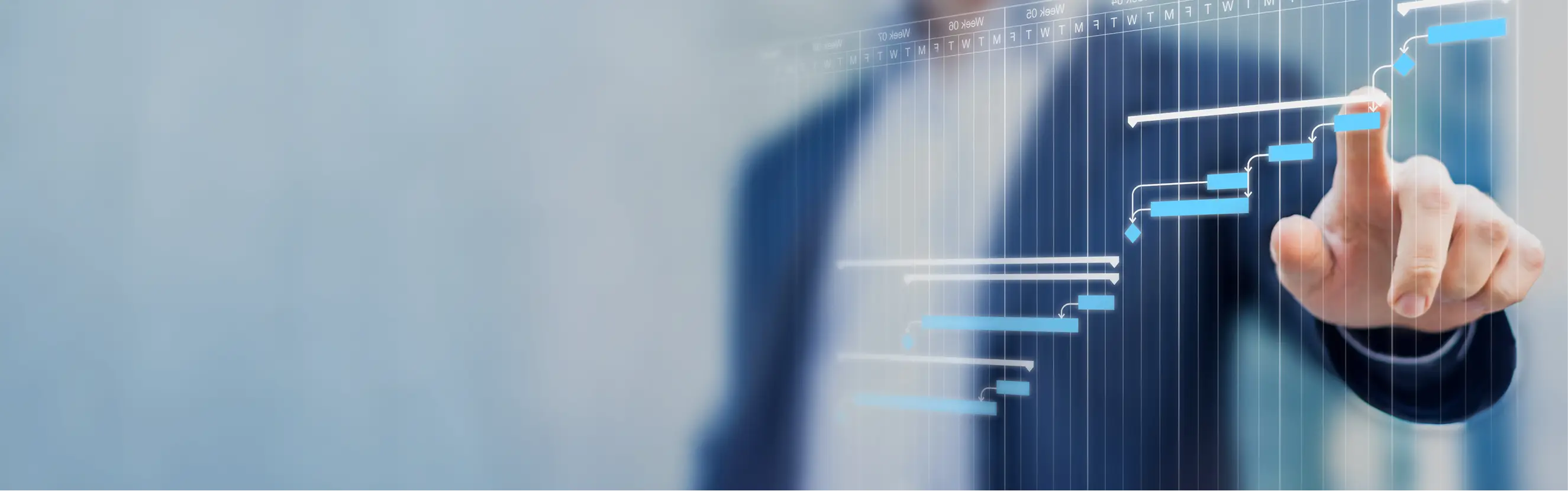 Ein Mann im blauen Anzug deutet auf ein Diagramm.