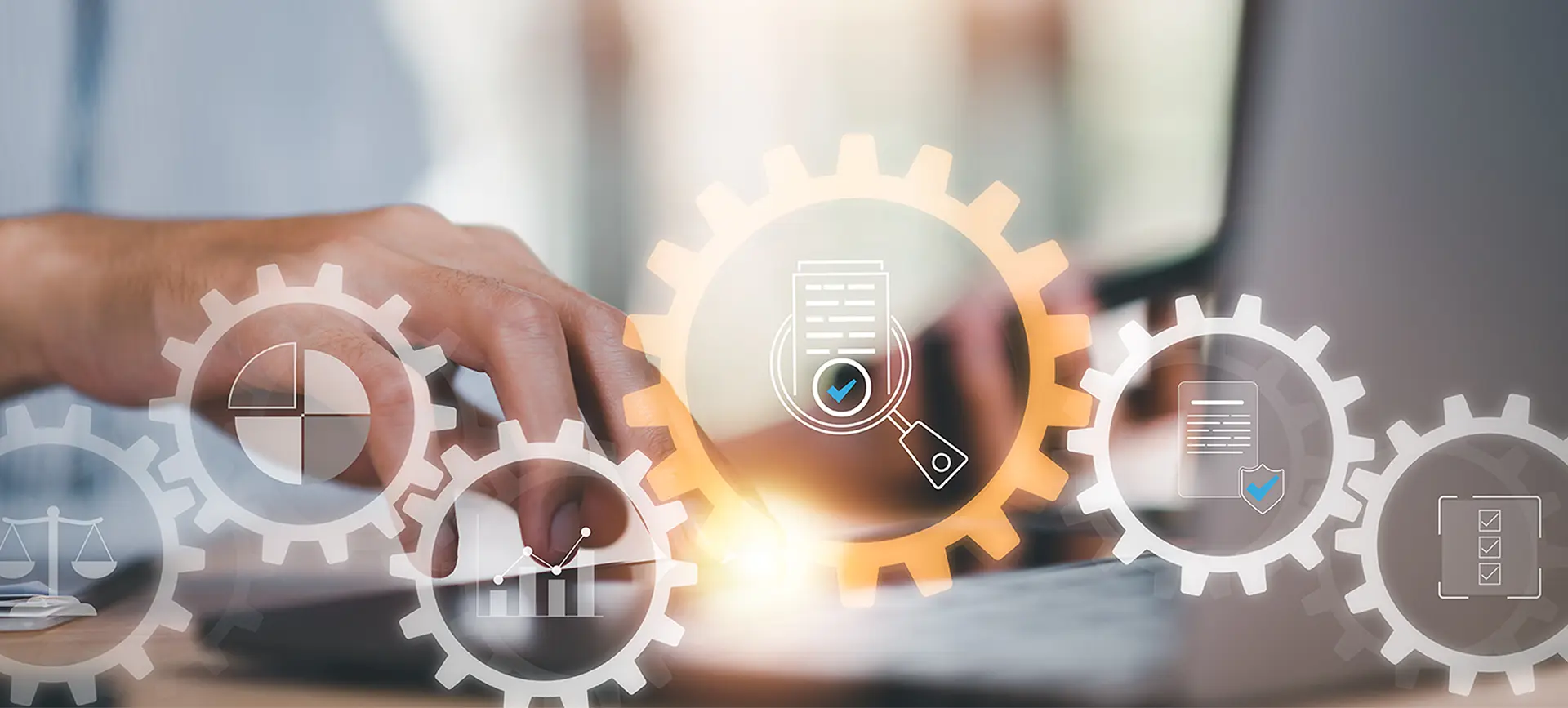 Person tippt auf einer Tastatur, umgeben von Zahnrädern mit Symbolen für Analyse, Dokumente, Checklisten und Datenschutz – symbolisiert Automatisierung, Qualitätskontrolle und Compliance-Prozesse.