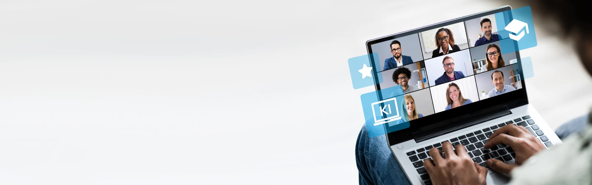Person nimmt an einer Online-Weiterbildung zum Thema Künstliche Intelligenz teil. Auf dem Laptop sind mehrere Teilnehmende in einer Videokonferenz zu sehen, ergänzt durch Symbole für KI, E-Learning und digitale Schulung.