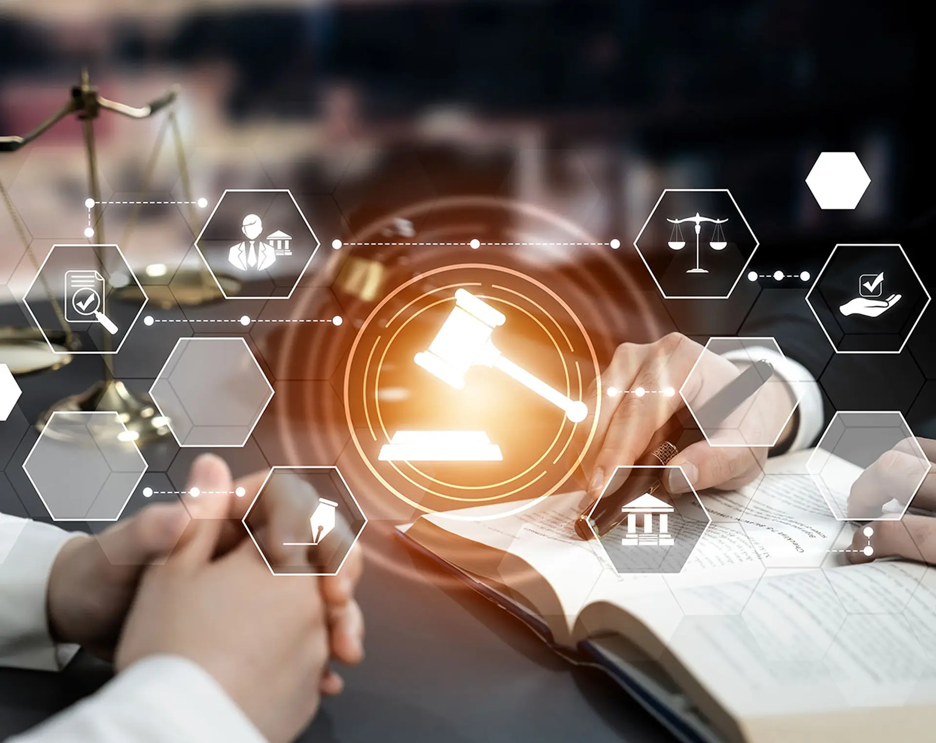 Zwei Personen an einem Schreibtisch lesen in einem Buch und Visualisierung von digitalen Inhalten mit juristischem Bezug