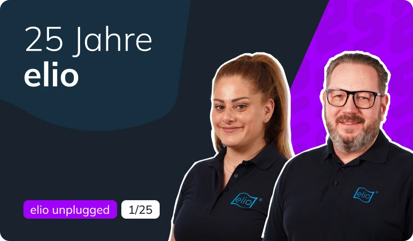 Lina Noah und Sascha Vorderstemann in schwarzen Polohemden mit elio-Logo vor einem Hintergrund mit den Texten „25 Jahre elio“ und „elio unplugged 1/25“