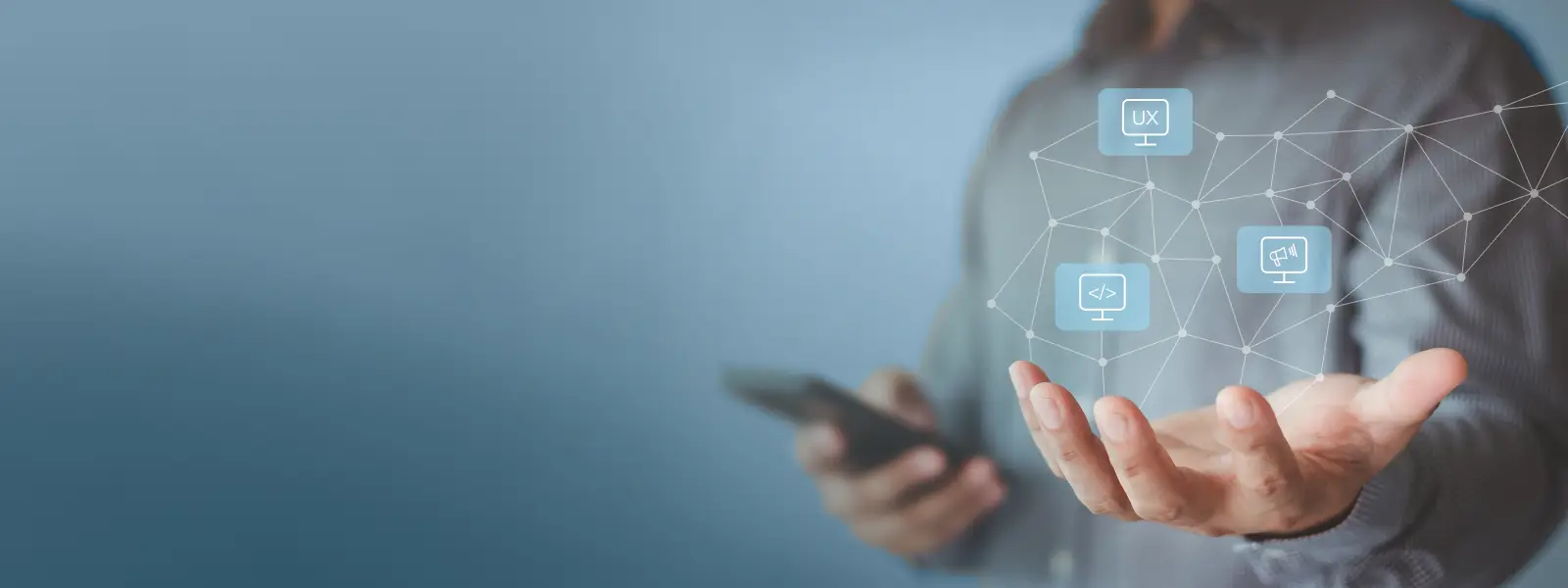 Mann hält Smartphone, UX-Icons schweben digital über der Hand.