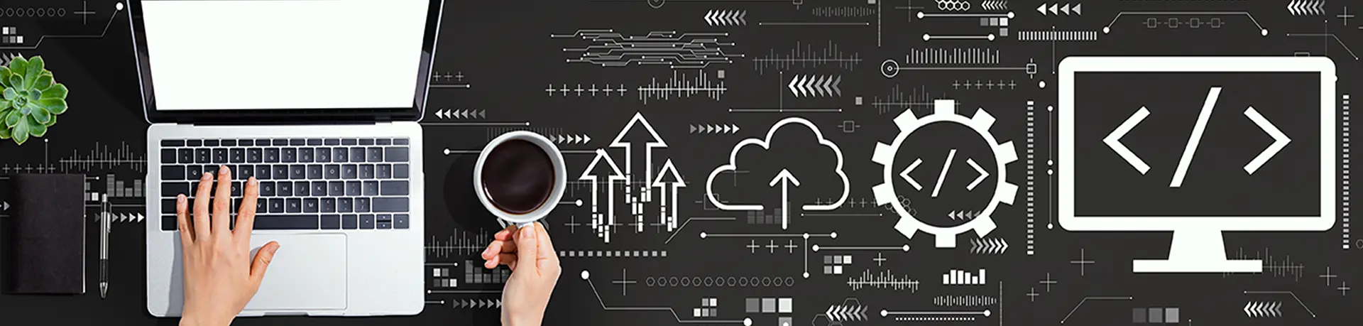 Arbeitsplatz mit Laptop, Kaffeetasse und Pflanze auf einem Tisch mit technischen Symbolen wie Cloud, Pfeilen und Code-Zeichen – symbolisiert Softwareentwicklung und Cloud-Computing.