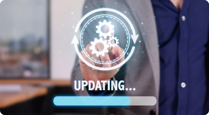 Person deutet auf ein Zahnrad unter dem Updating steht.