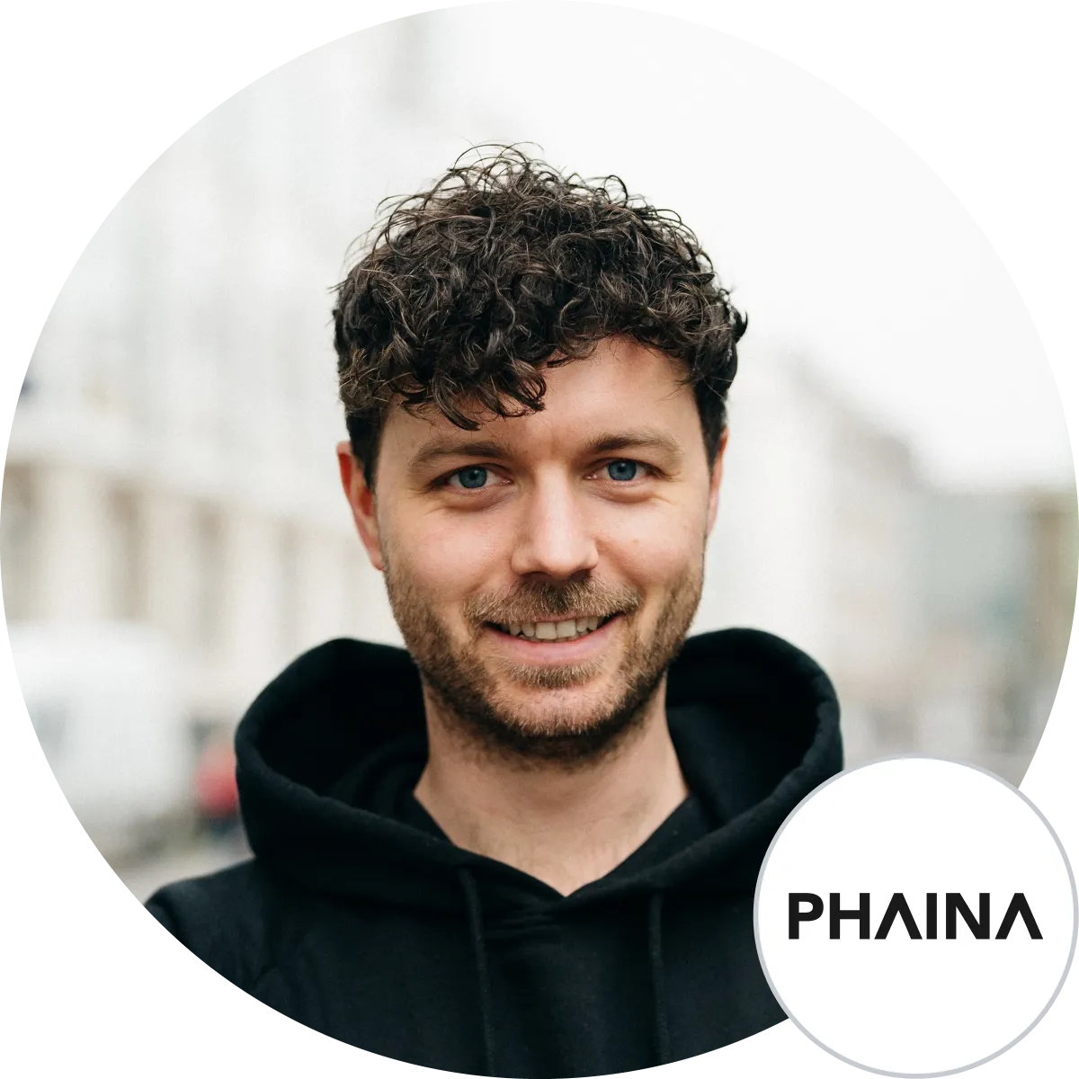Porträt von Dominik Witt mit Phaina Logo, PHAINA GmbH