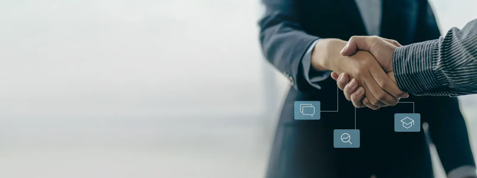 Zwei Personen in Businesskleidung geben sich die Hand als Zeichen einer geschäftlichen Vereinbarung, im Vordergrund sind drei Symbole zu Kommunikation, Analyse und Bildung eingeblendet.