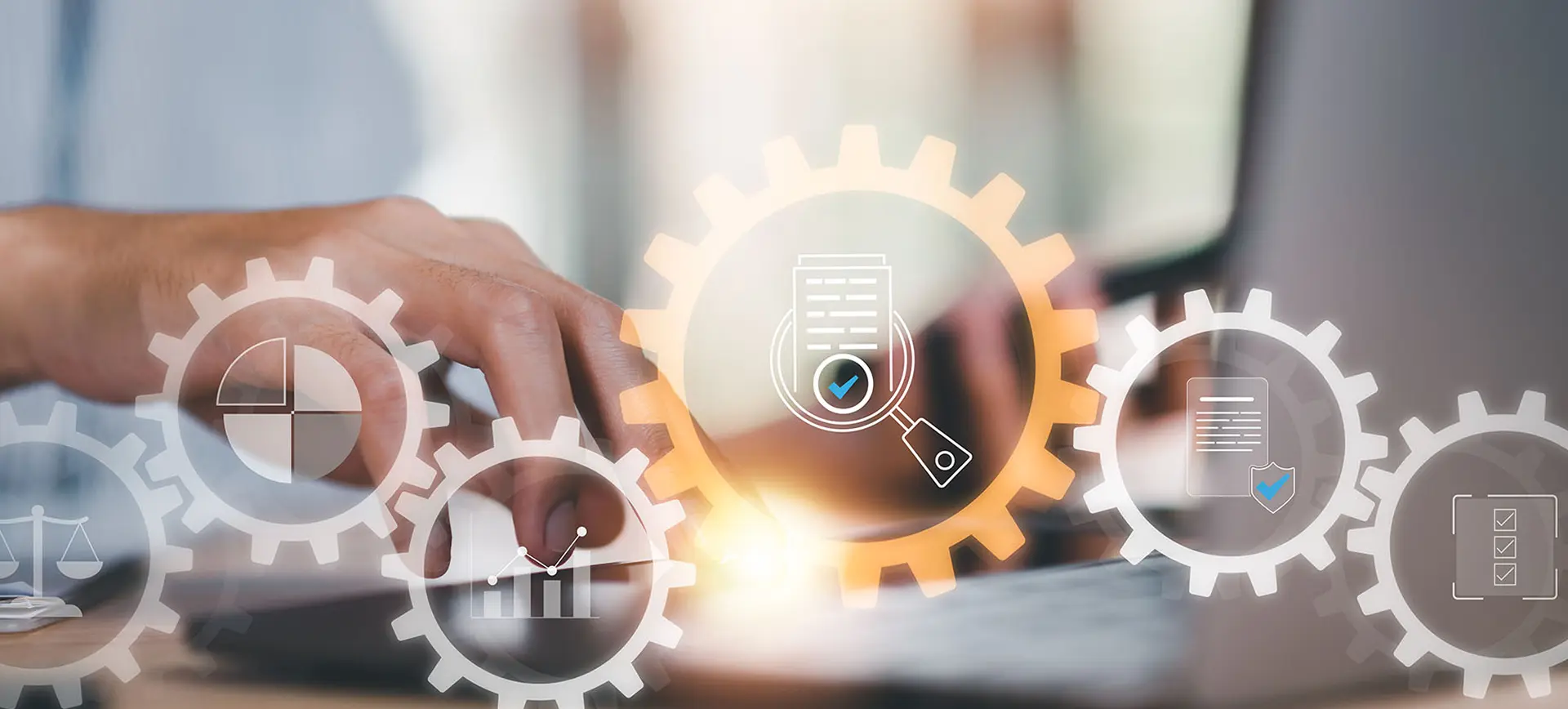 Person vor Laptop und Visualisierung von digitalen Inhalten mit gutachterlichem Bezug