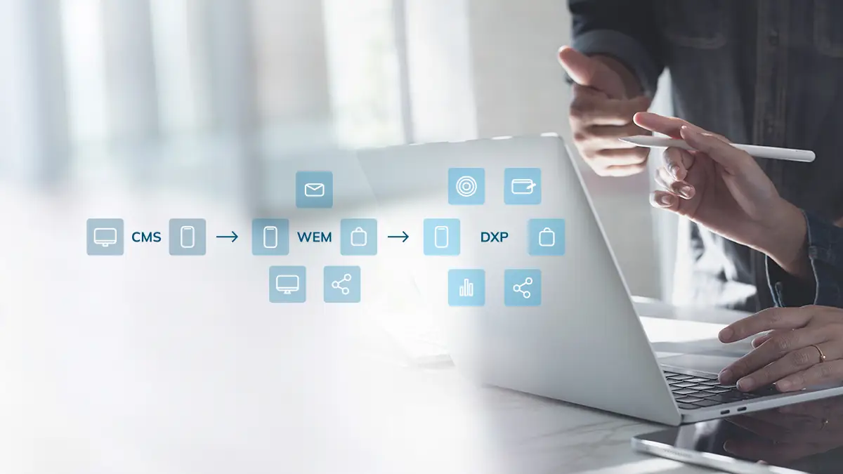 Zwei Personen diskutieren über Digital Experience Platforms (DXP) mit einem Laptop, der ein Flussdiagramm von CMS über WEM zu DXP zeigt.