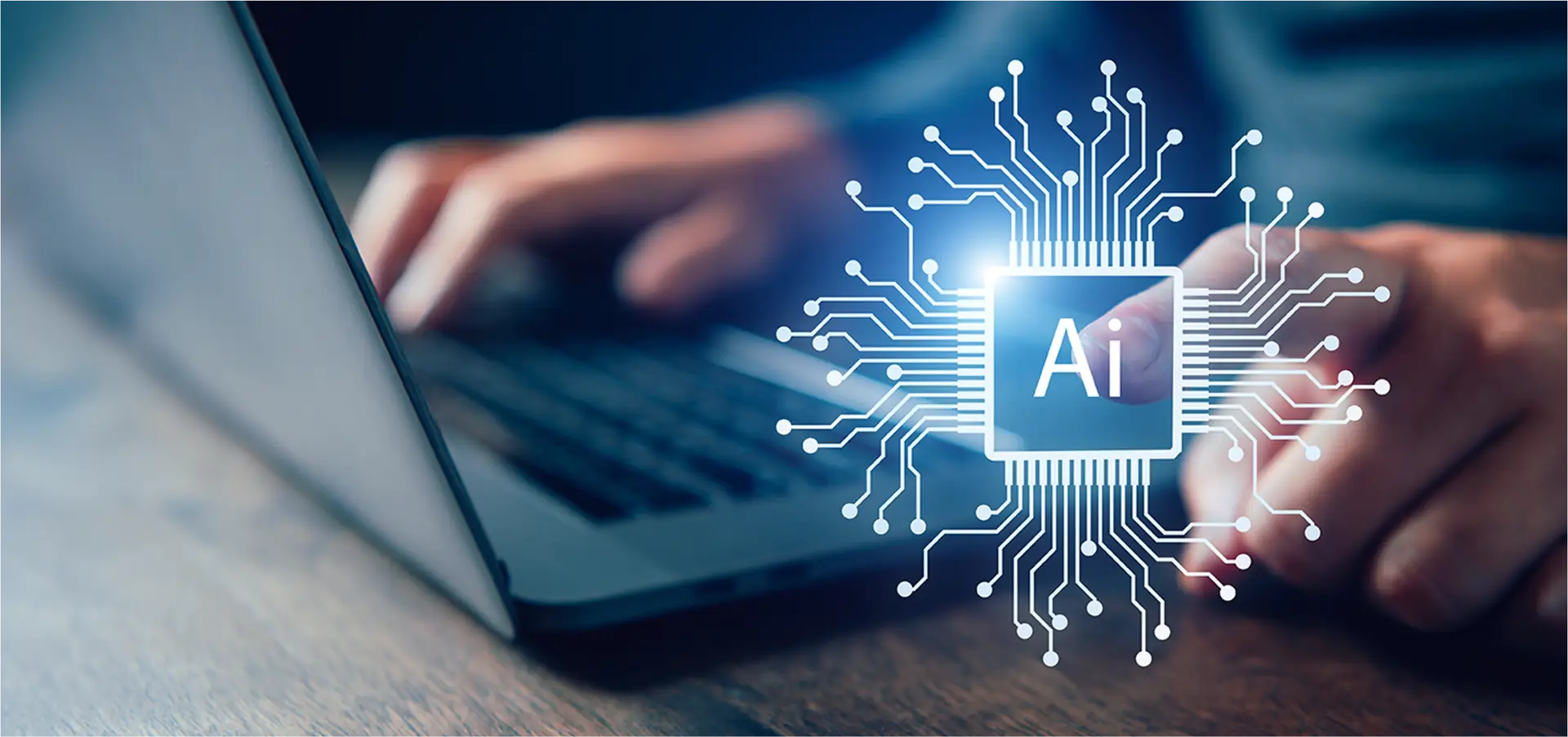 Person arbeitet an einem Laptop mit einem KI-Symbol im Vordergrund, das die Bedeutung von Künstlicher Intelligenz in der modernen Technologie hervorhebt.