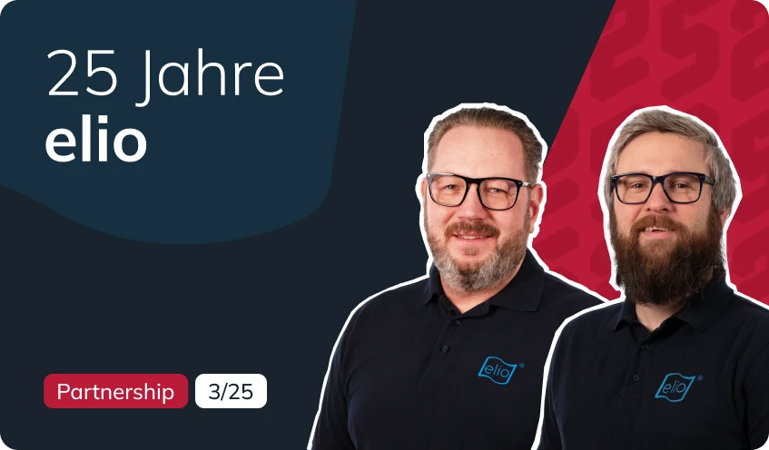 Simon Neuberger und Sascha Vorderstemann, beide in schwarzen Polohemden mit elio-Logo, stehen vor einem Hintergrund mit den Texten „25 Jahre elio“ und „Partnership 3/25“