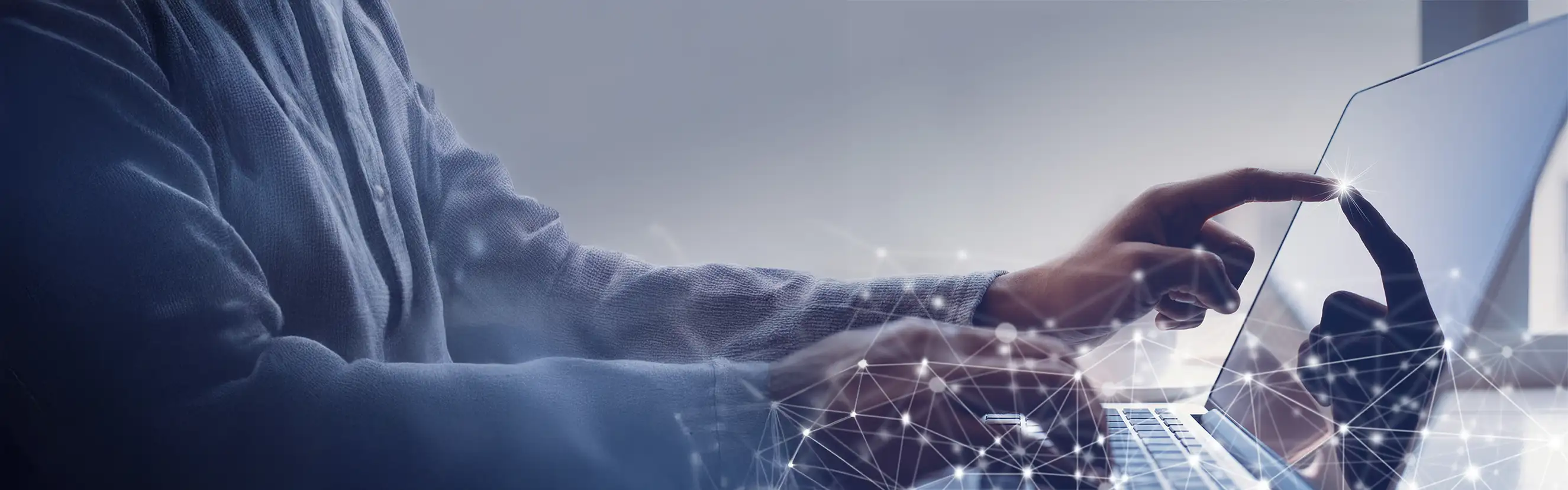 Finger tippt auf Touchscreen eines Laptops mit digitalem Netzwerk-Overlay.