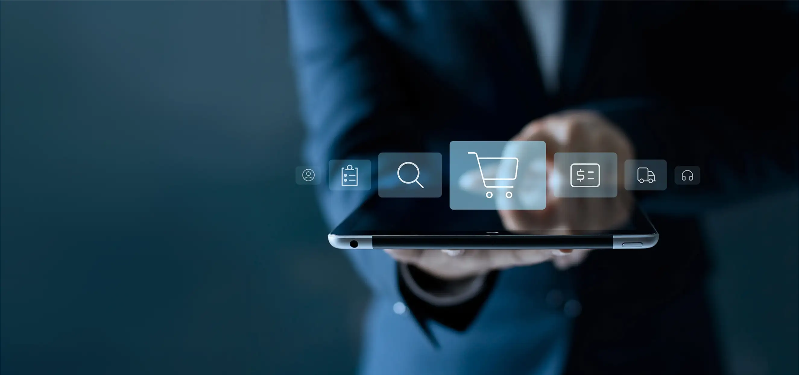 Person im Anzug hält ein Tablet mit Symbolen für Kalender, Suche, Warenkorb, Rechnung und Kundenservice – Darstellung digitaler Shop-Funktionen