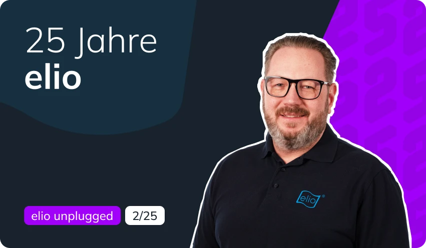 Sascha Vorderstemann in einem schwarzen Polohemd mit elio-Logo vor einem Hintergrund mit den Texten „25 Jahre elio“ und „elio unplugged 2/25“
