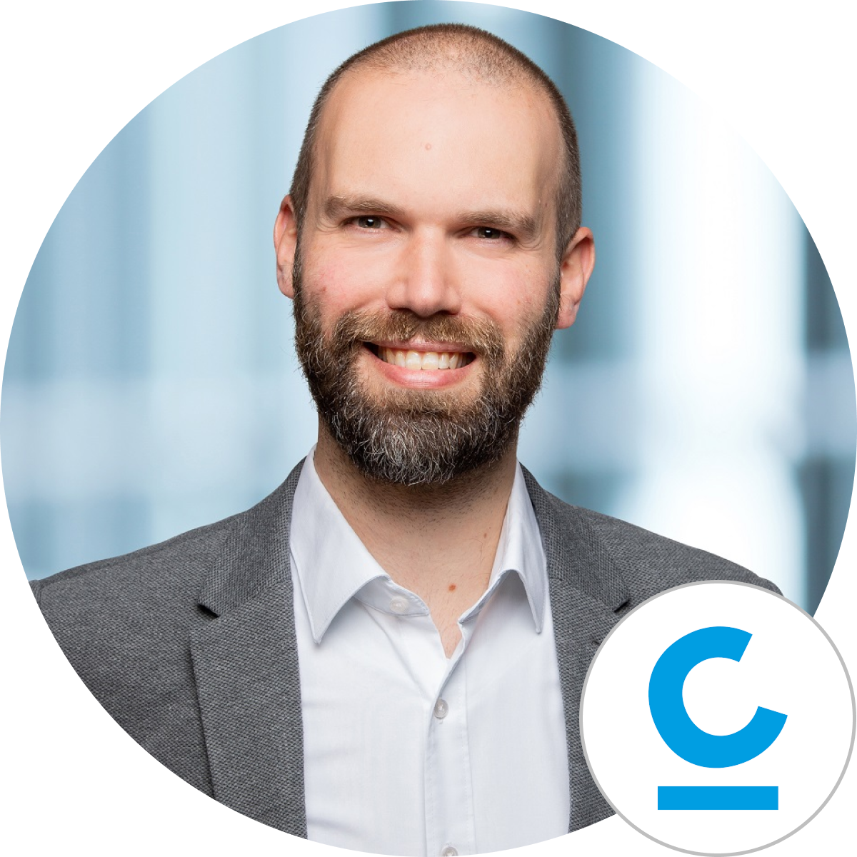 Porträt von Nils Hagen mit Creditreform Logo, Creditreform