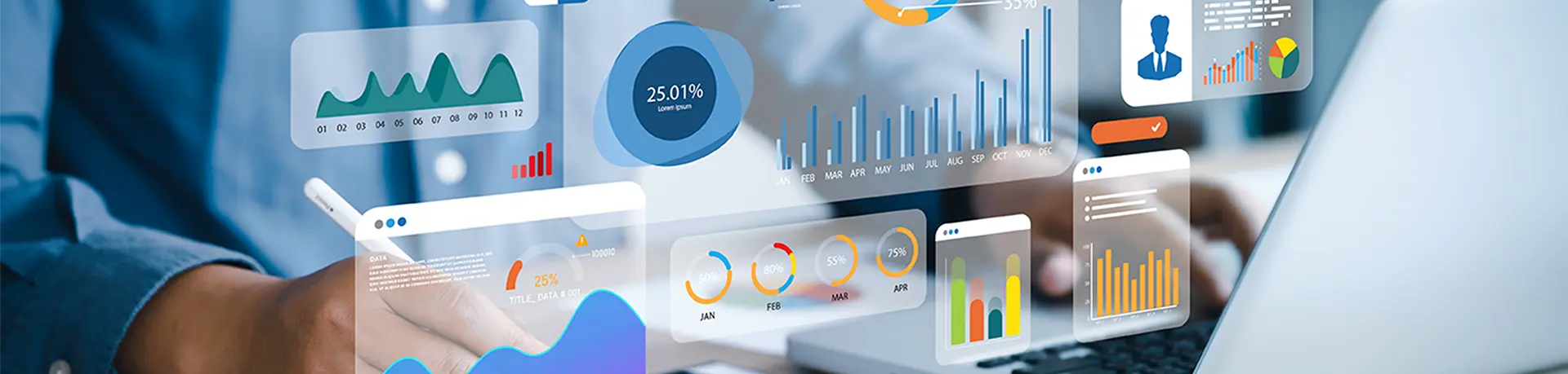Person arbeitet an einem Laptop, während interaktive Diagramme, Statistiken und Datenvisualisierungen holografisch dargestellt werden – symbolisiert Datenanalyse und Business Intelligence.
