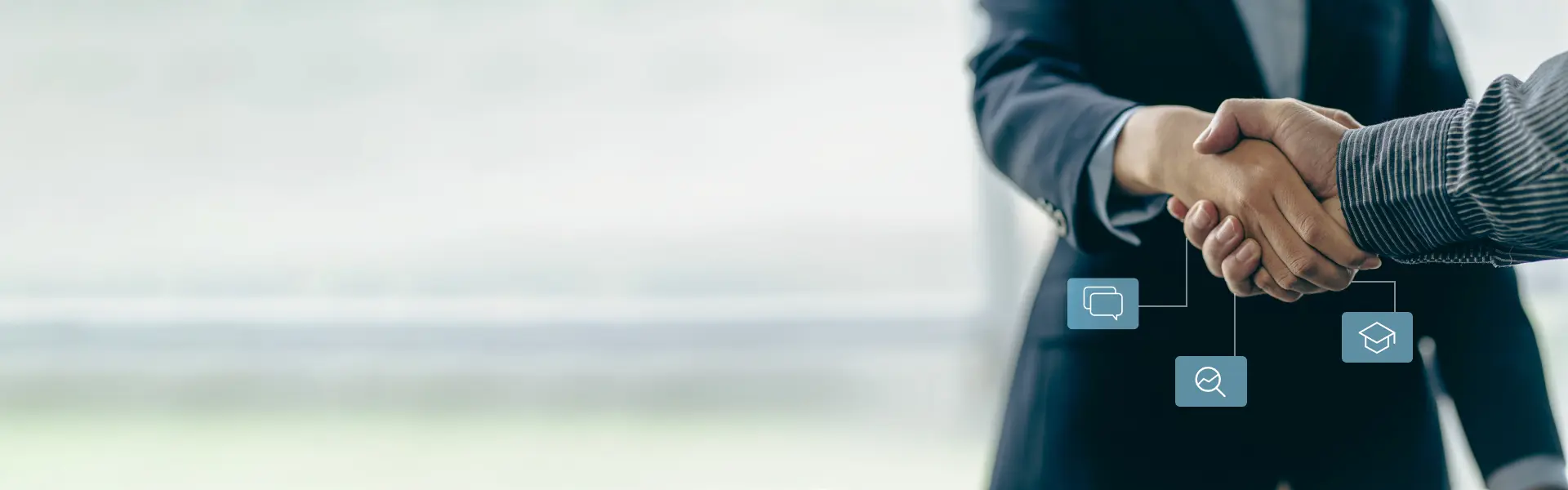Zwei Personen in Businesskleidung geben sich die Hand als Zeichen einer geschäftlichen Vereinbarung, im Vordergrund sind drei Symbole zu Kommunikation, Analyse und Bildung eingeblendet.