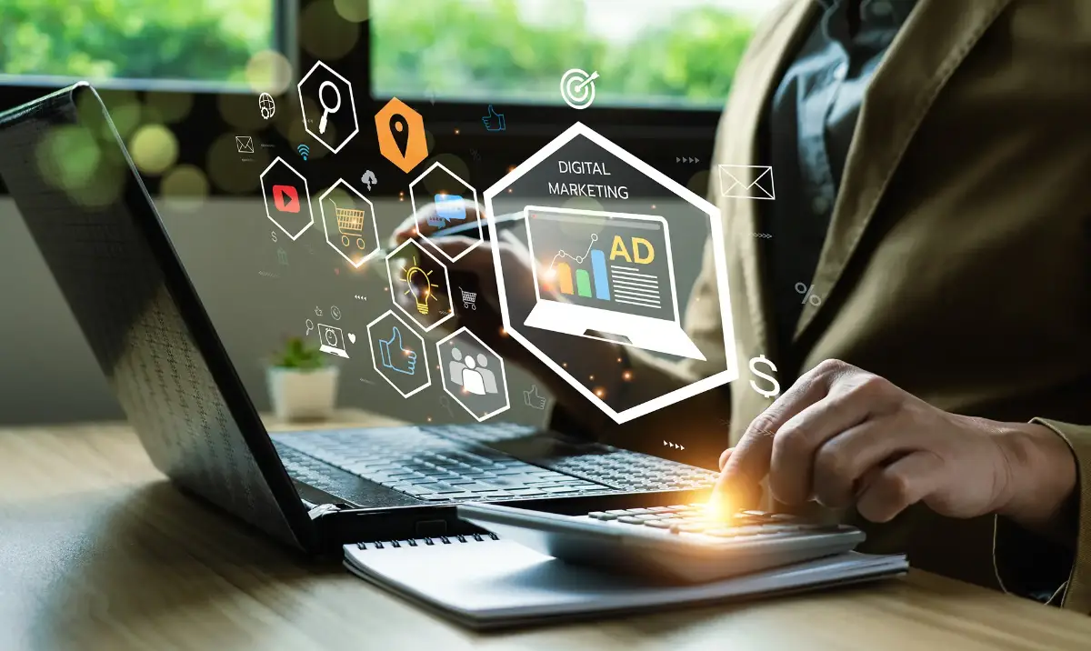 Person arbeitet am Laptop mit Taschenrechner – digitale Marketing-Icons wie SEO, Social Media, E-Commerce und Werbung schweben über dem Bildschirm – symbolisiert datengetriebenes Online-Marketing.