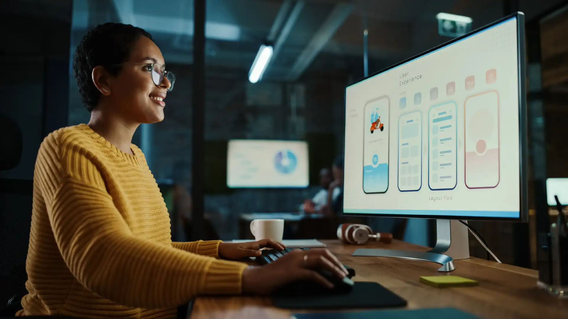 Frau vor Laptop mit UX/UI-Templates auf dem Bildschirm