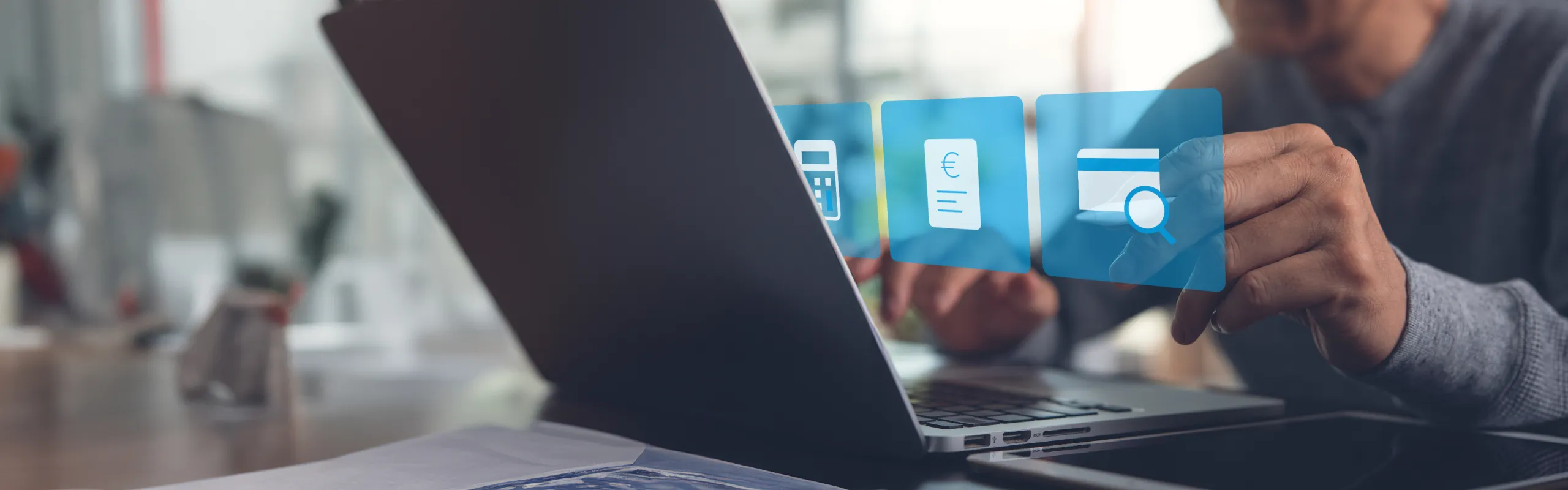 Person arbeitet an einem Laptop und interagiert mit digitalen Icons für Dokumente, Währungen und Kreditkarten.