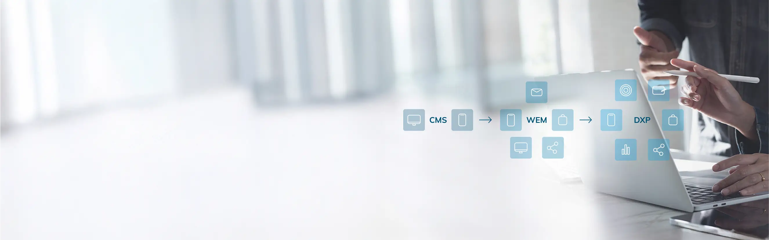 Zwei Personen diskutieren über Digital Experience Platforms (DXP) mit einem Laptop, der ein Flussdiagramm von CMS über WEM zu DXP zeigt.