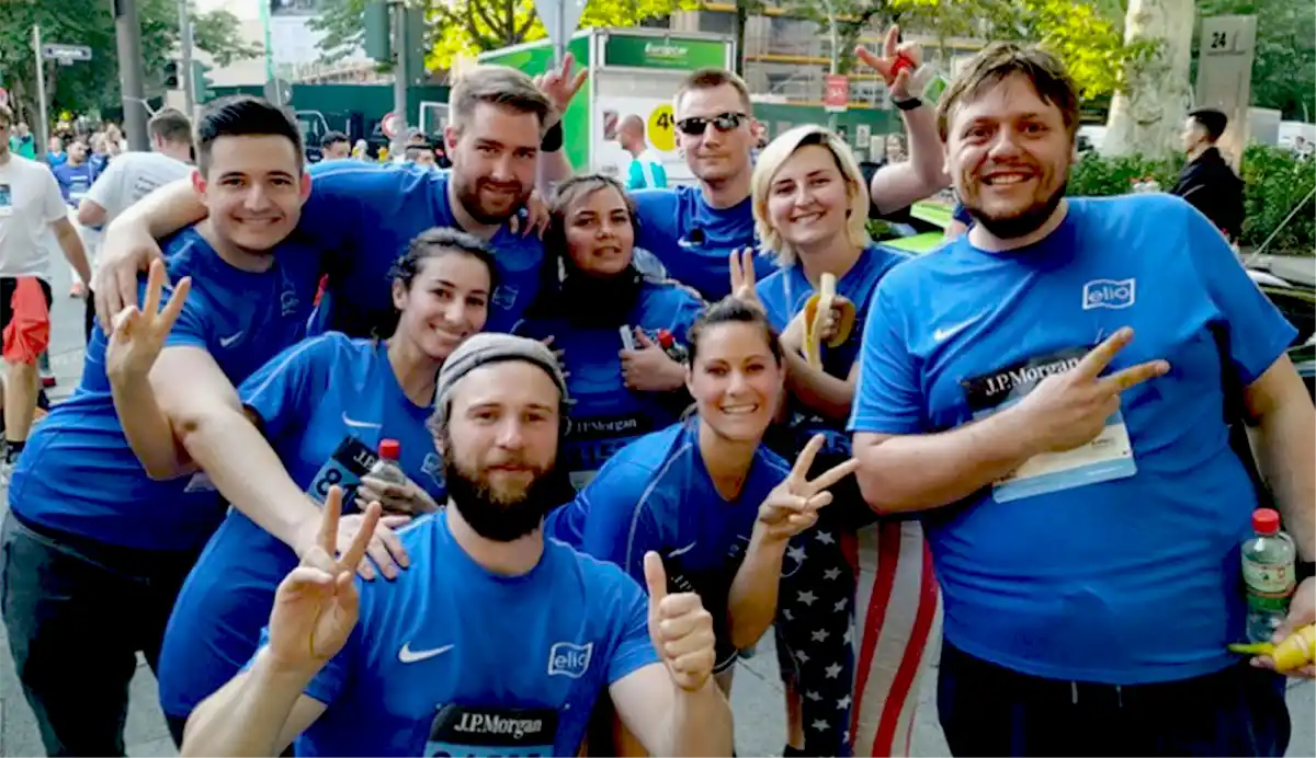Die Mitarbeiter von elio posieren für ein Foto nach dem J.P. Morgan Corporate Firmenlauf.