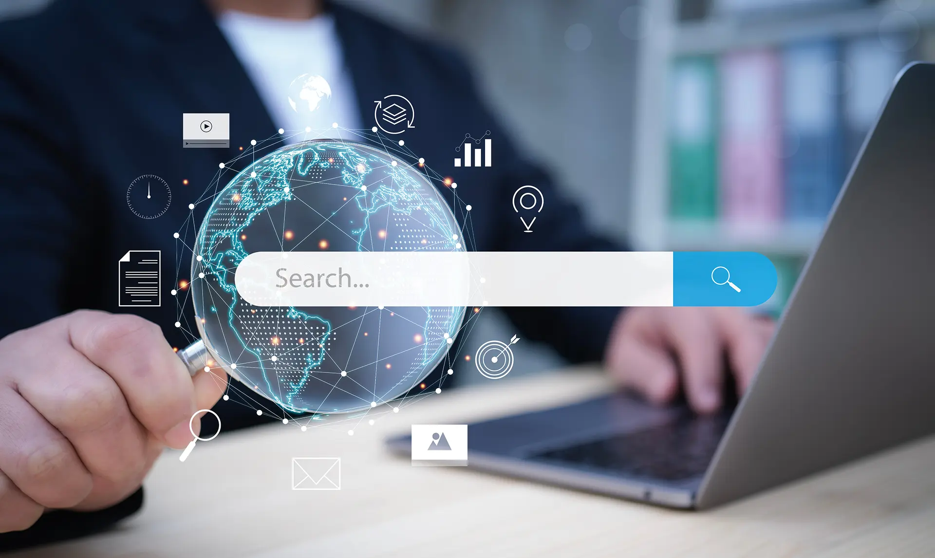 Person nutzt Laptop mit virtueller Weltkugel und digitalem Suchfeld – Symbolbild für globale Online-Suche und digitale Vernetzung.