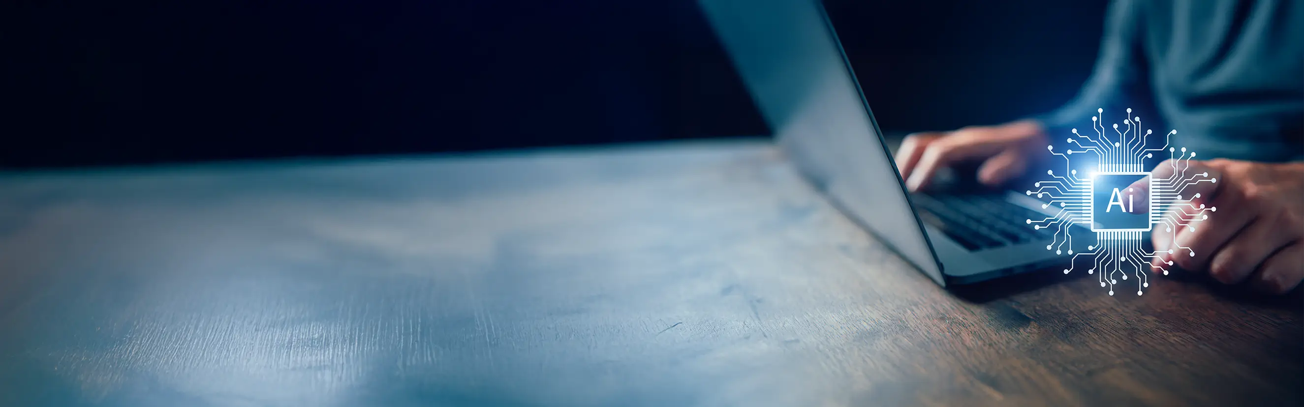 Person arbeitet an einem Laptop mit einem KI-Symbol im Vordergrund, das die Bedeutung von Künstlicher Intelligenz in der modernen Technologie hervorhebt.