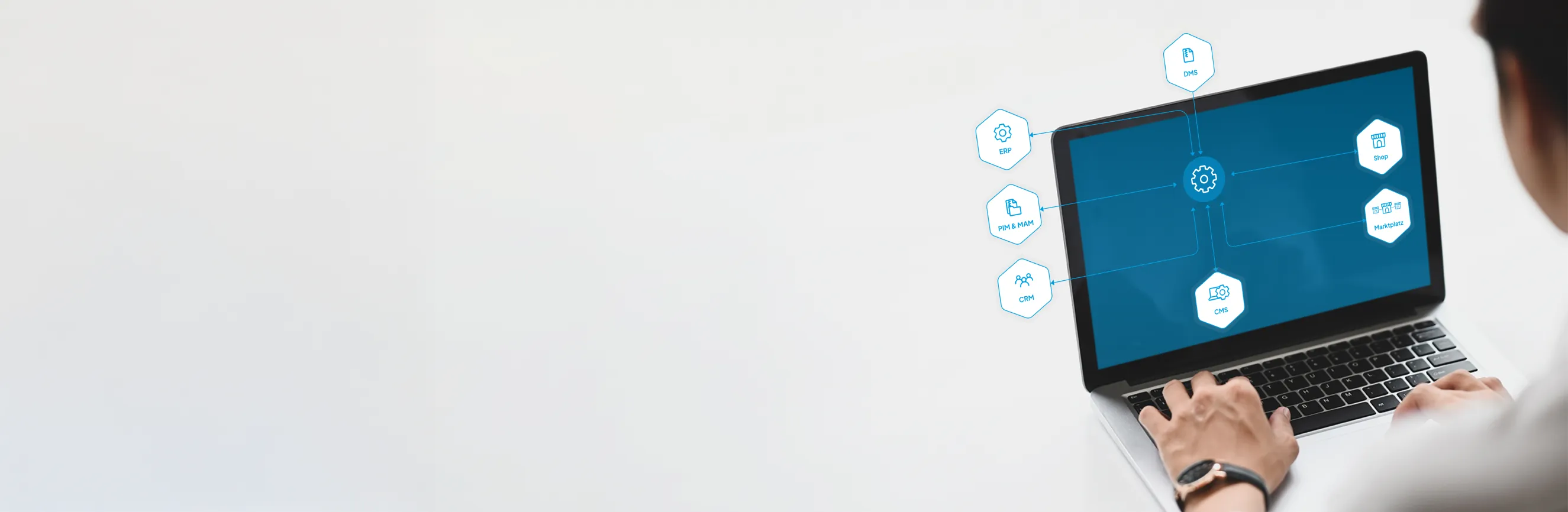 Person arbeitet an einem Laptop mit schwarzem Bildschirm auf einem weißen Schreibtisch.