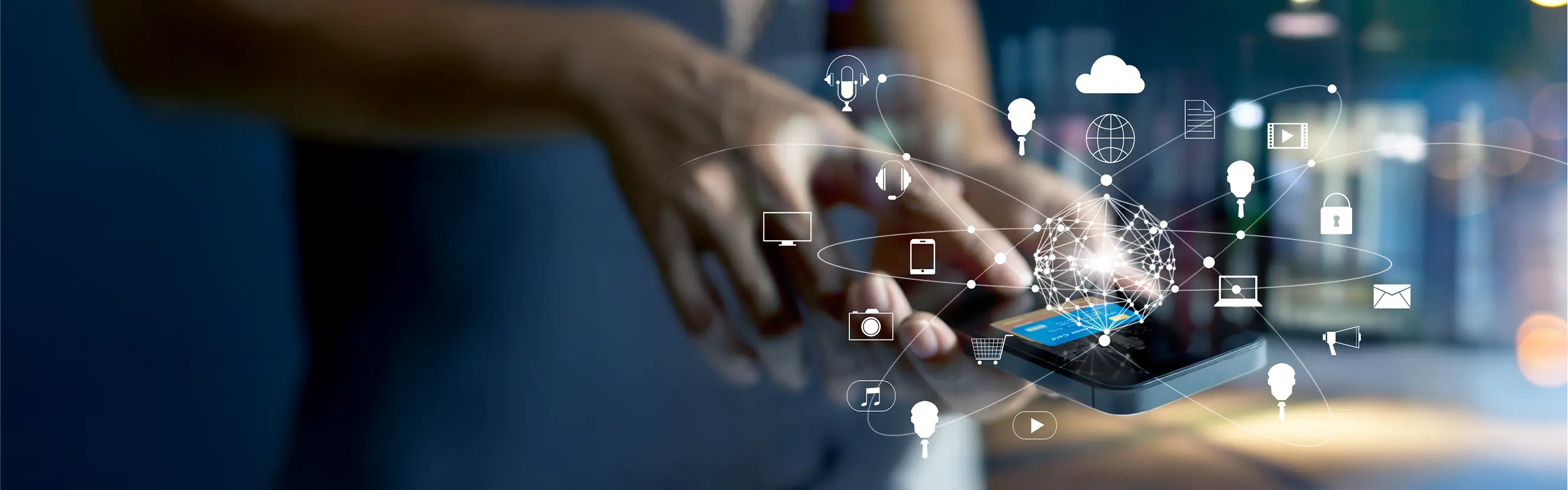 Person verwendet Smartphone mit virtuellen Icons für digitale Kommunikation, Sicherheit, Cloud und E-Commerce.